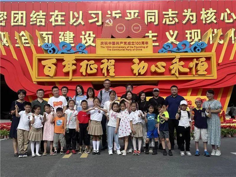 新华社快讯：加沙城一救援物资领取地点人群遭以军袭击，至少20人死亡